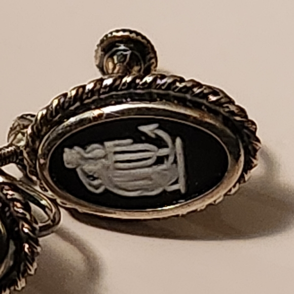 Wedgewood Sterling Screwback Earrings - Picture 5 of 15